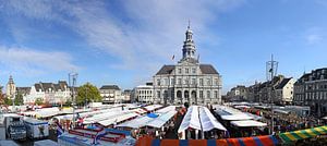 De wekelijkse markt op de Markt in Maastricht van Pascal Lemlijn