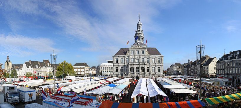 De wekelijkse markt op de Markt in Maastricht van Pascal Lemlijn