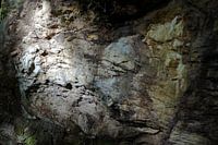 Ausdruck von Licht und Farbe auf einer rauen Felswand