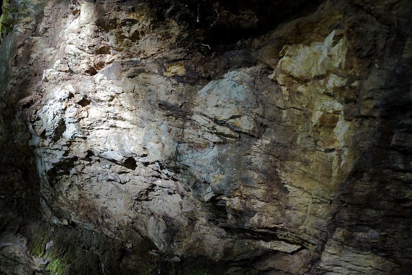 Ausdruck von Licht und Farbe auf einer rauen Felswand von SACKGASSE