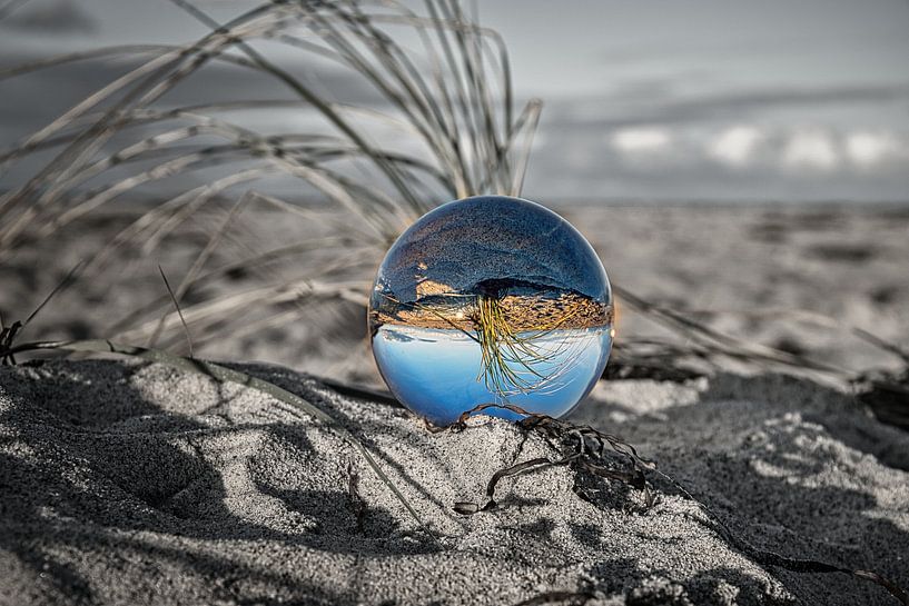 Blick durch die Glaskugel am Strand. Meer und Himmel im Hintergrund von Martin Köbsch