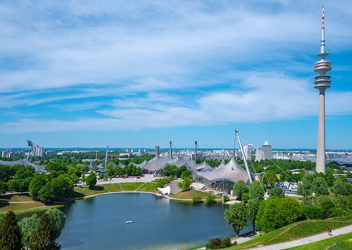 Gezicht op het Olympisch Park van München met TV-toren