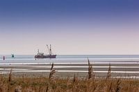 Un bateau de pêche sort.