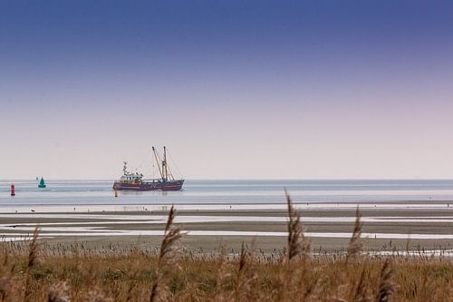 Un bateau de pêche sort.