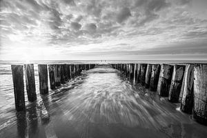 Brise-lames sur la plage de Domburg IX en noir et blanc sur Martijn van der Nat