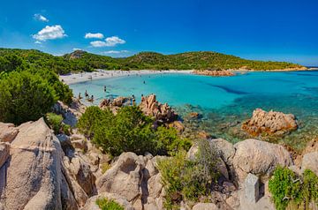 Baai en rotskust met het strand Poltu Di Li Cogghj, Het favoriete strand van prins Karim Aga Khan, Romazzino, Sardinia, Italië van Rene van der Meer