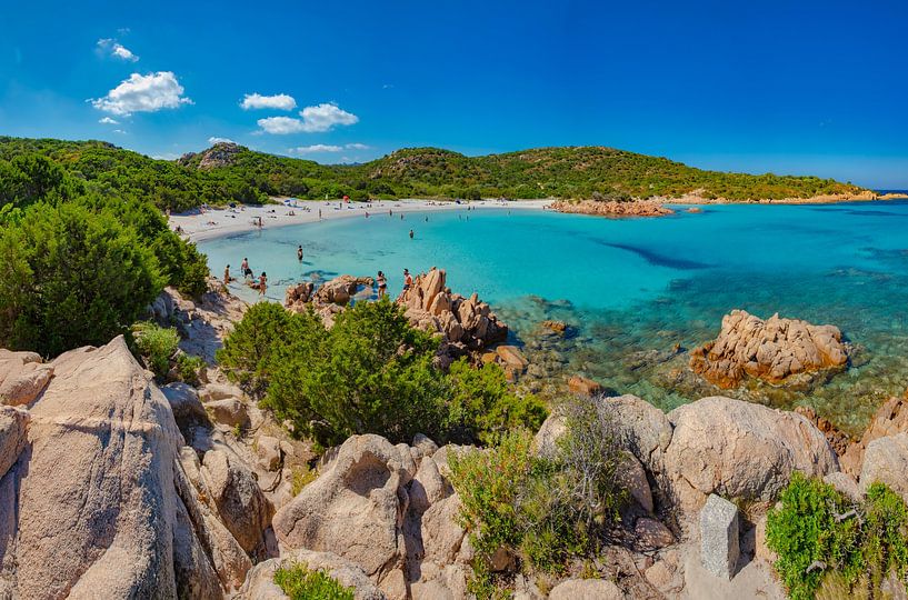 Baie et côte rocheuse avec la plage de Poltu Di Li Cogghj, la plage préférée du prince Karim Aga Kha par Rene van der Meer