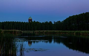 Mooie foto van de watertoren in Axel na zonsondergang van Yvonne Prinsen