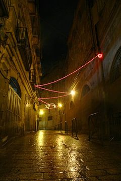De straten van de oude stad Jeruzalem, smal donker verlicht met feestelijke kerstverlichting.