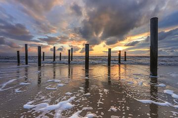 kleurrijk palendorp Petten bij zonsondergang von FotoBob