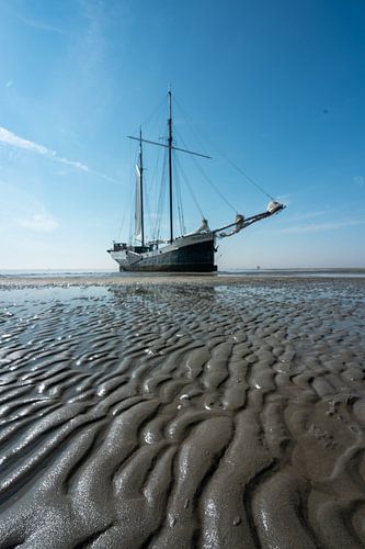 Drooggevallen schip op het strand