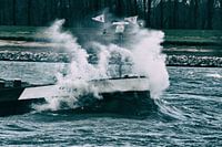 Woest water beukend op een schip