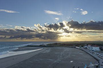 Zonneharpen verschijnen door de grijze wolken van SchumacherFotografie