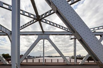 Close-up van het stalen frame met klinknagels van de brug in Dordrecht van Peter de Kievith Fotografie
