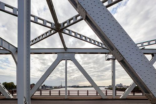 Gros plan sur la charpente métallique avec les rivets du pont de Dordrecht