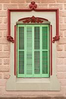 Raam met pastel groen gekleurde gekleurde luiken I Sitges, Spanje I Spaanse architectuur aan de Midd