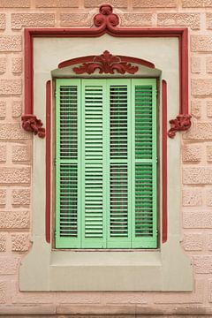 Raam met pastel groen gekleurde gekleurde luiken I Sitges, Spanje I Spaanse architectuur aan de Midd van Floris Trapman