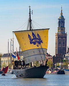 Historisches Segelboot Kamper Kogge verlässt die Hansestadt Kampen