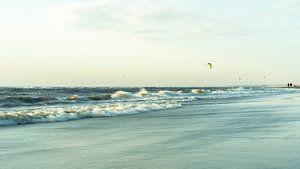 Kitesurfer am Meer von Peter Hendriks