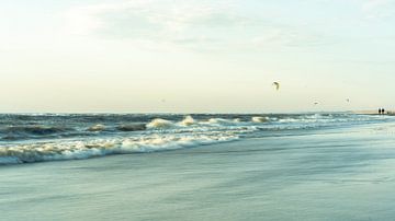 Kitesurfers en bord de mer sur Peter Hendriks