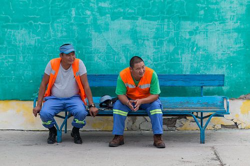 Stationsmedewerkers in Mongolie rusten uit op een bankje