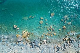 Stenen in de zee by Bernardine de Laat