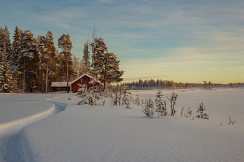 Zauberhaftes Winterlicht über dem Trollforsen in Norrbotten