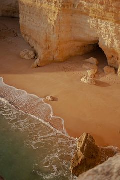 Zandsteenstrand Algarve Portugal van Alica Semle
