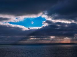 Mond über dem verschlafenen Ozean von Robert Szczotka