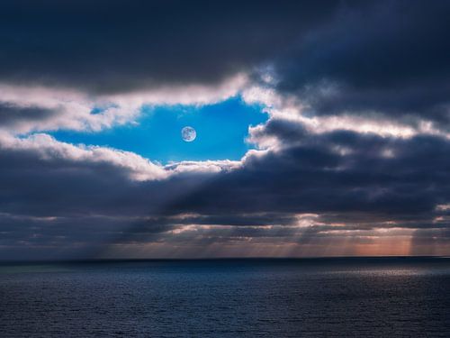 Lune sur l'océan endormi