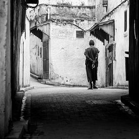 Ein zeitloser Moment in der Medina von Fès (Marokko) – Kunstfotografie in Schwarz-Weiß von Funky Lemons