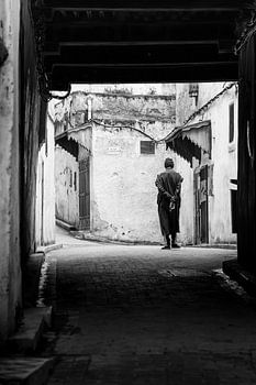 Un moment intemporel dans la médina de Fès (Maroc) – photographie d'art en noir et blanc