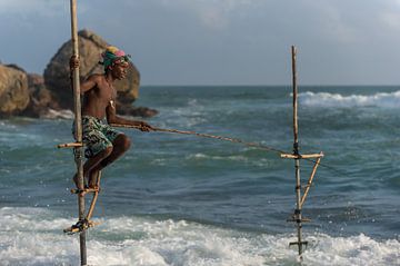 Pole pêcheur au Sri Lanka sur Richard van der Woude