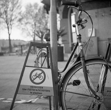 Verboden fietsen te plaatsen! van Manuel Tolhuis