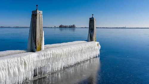 Des glaçons et de l'eau gelée le long du front de mer
