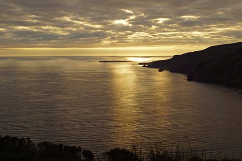 zonsondergang bij de kliffen van Slieve League in Ierland