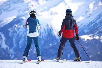 Skiërs genieten van het uitzicht op deze geweldige skidag