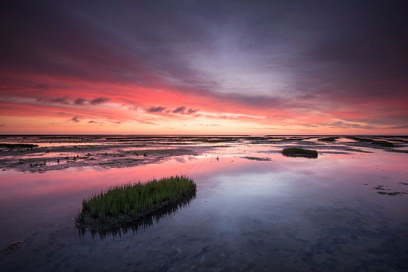 Sonnenuntergang über dem Wattenmeer bei Uithuizen Groningen von Rick Goede