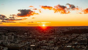 Coucher de soleil sur Berlin depuis la tour de télévision sur Leo Schindzielorz