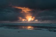 Sonnenuntergang mit dunklen Wolken bei Terschelling von Alex Hamstra Miniaturansicht