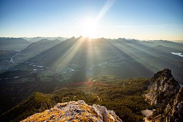 Zonnestralen boven Reutte in Tirol van Leo Schindzielorz