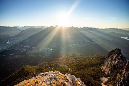 Zonnestralen boven Reutte in Tirol
