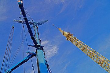 Mobile crane during the assembly of a tower crane by Babetts Bildergalerie