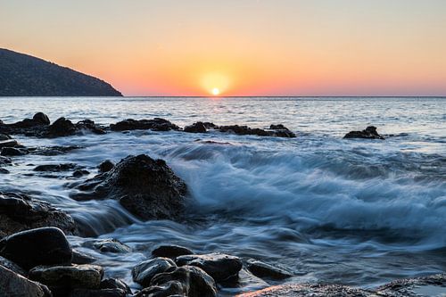 Woeste golven bij zonsopkomst, Kreta -Griekenland