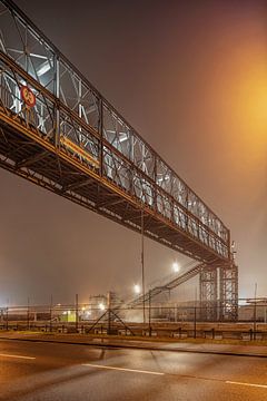 Pipeline-Brücke in der Nacht in der Nähe von einem Silo in Industriegebiet, Antwerpen von Tony Vingerhoets