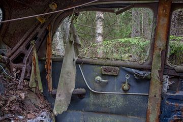 Cimetière automobile dans la forêt de Ryd, Suède sur Joost Adriaanse