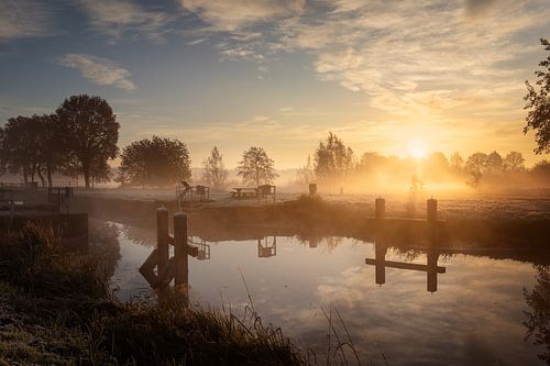 Fietser in de mist langs het water