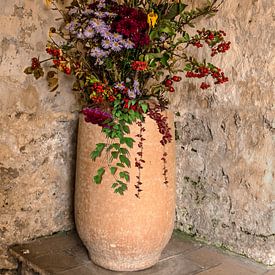 Blumenarrangement in alter Nische von Rob Kloosterman