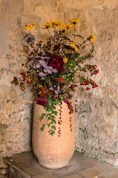 Blumenarrangement in alter Nische von Rob Kloosterman