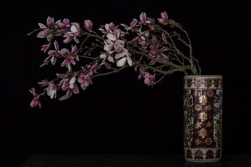 Magnolia in Chinese Vaas. van Renee Klein